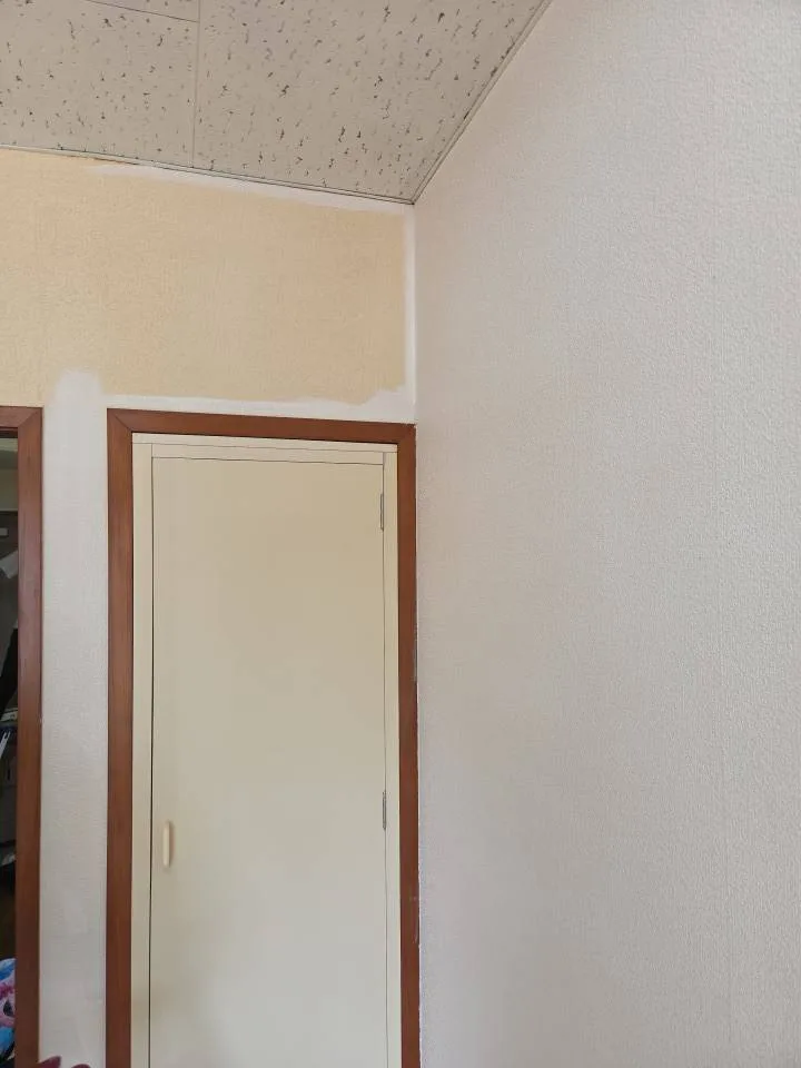 施工中 — 壁紙を剥がさず専用塗料で塗り替え