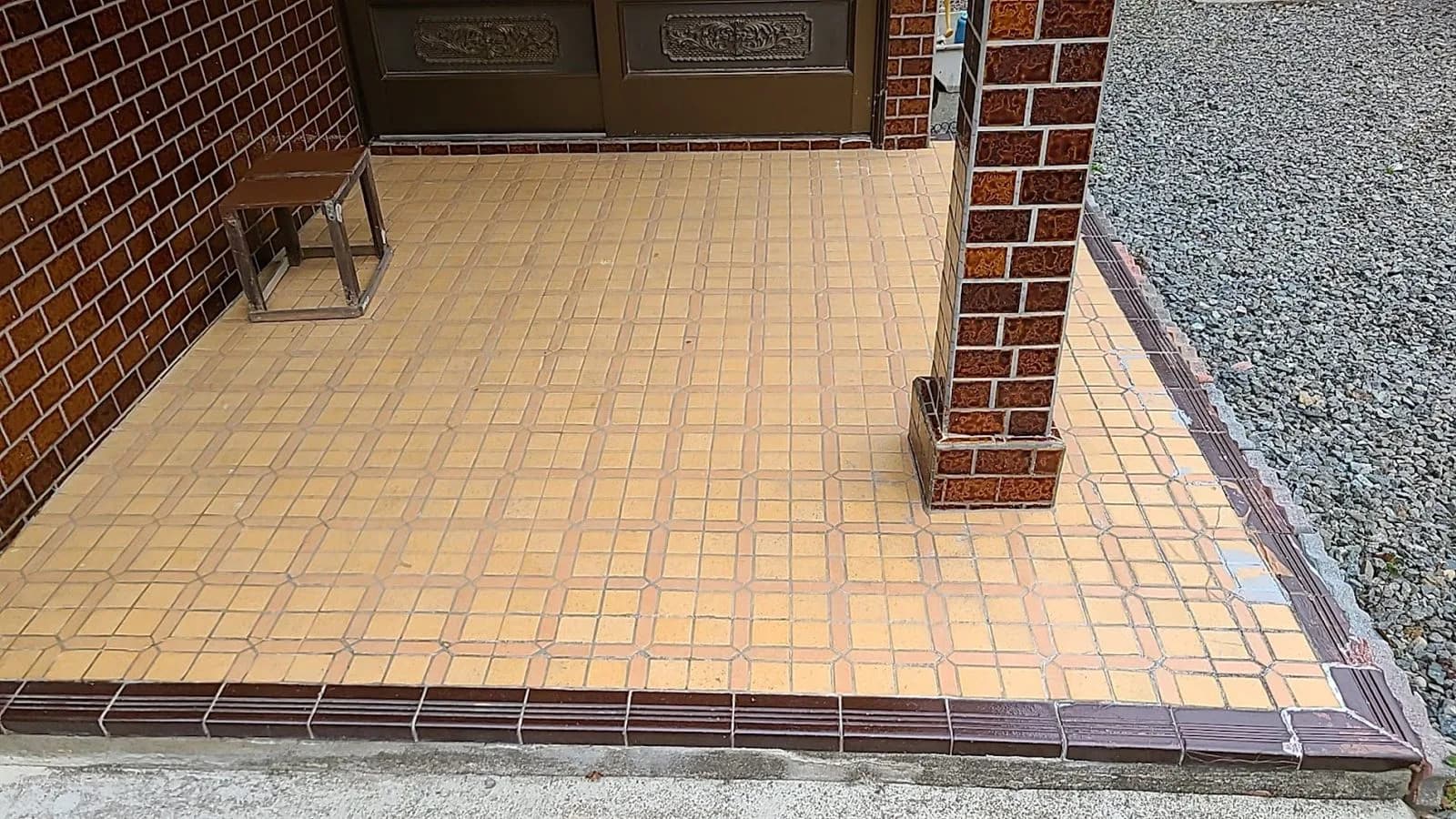 玄関のタイルを張り替えてリフレッシュ(Before)