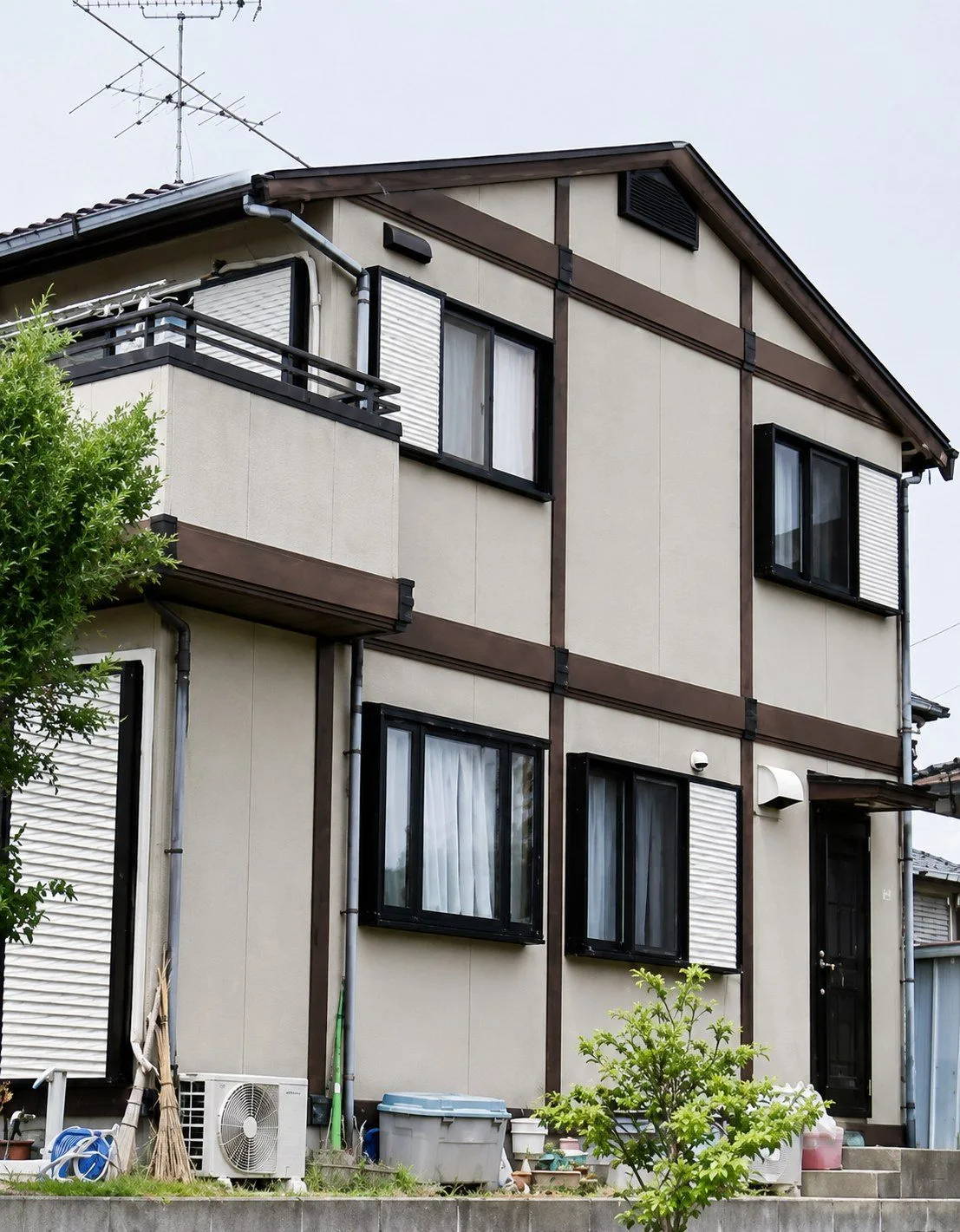 外壁塗装で清潔感のある白い外観に(Before)