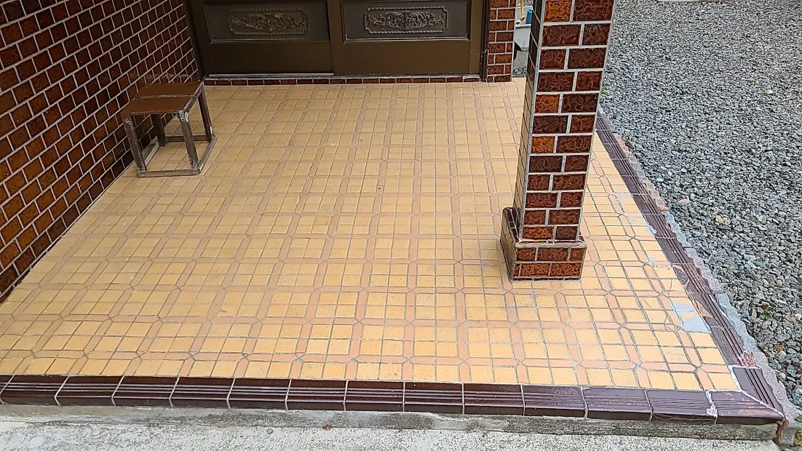 玄関のタイルを張り替えてリフレッシュ（Before）