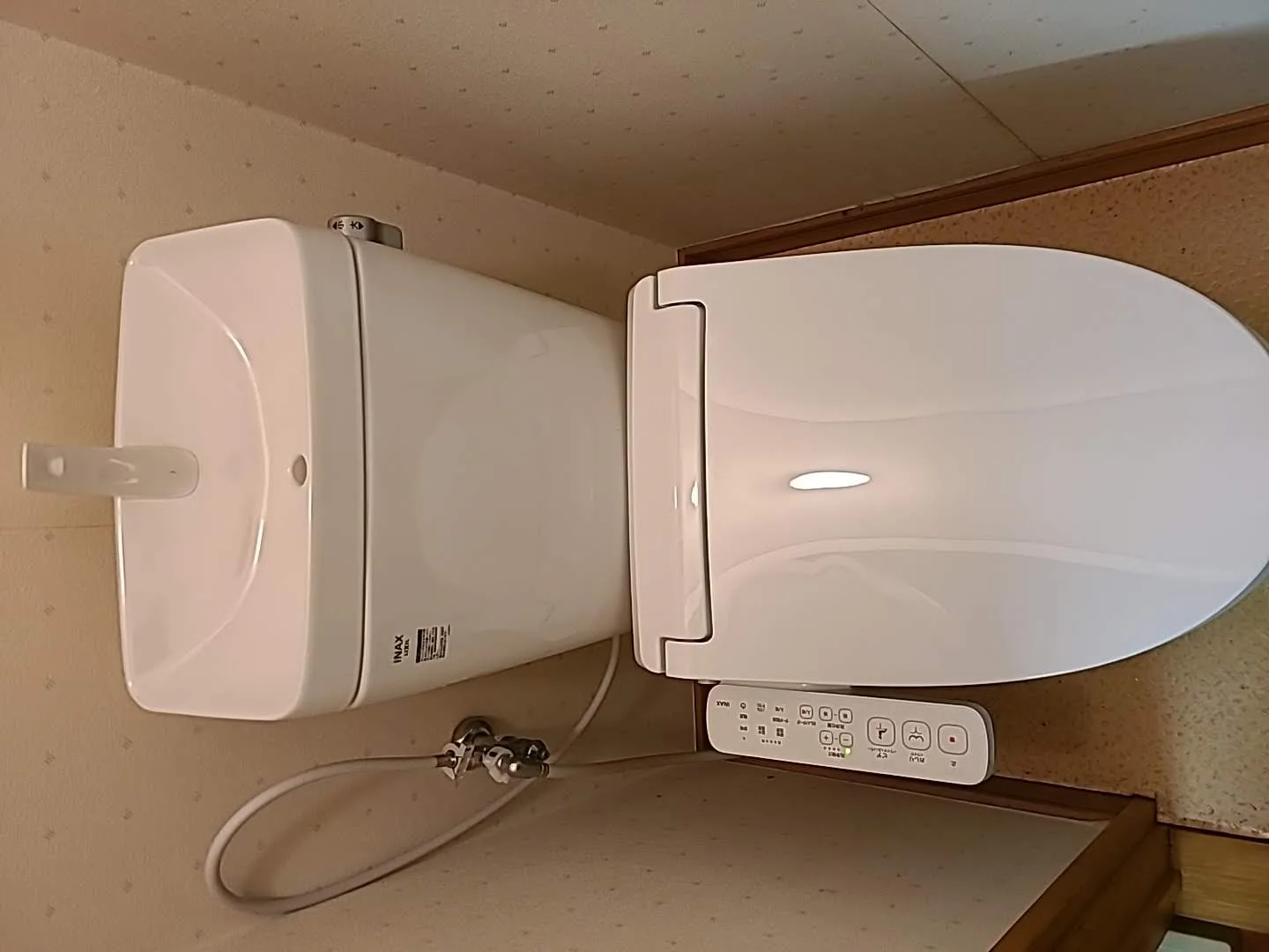 古い便器を新しいトイレに交換